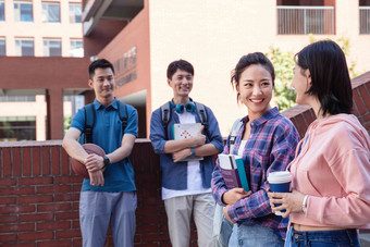 刚下课的大学生在校园里