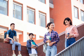 刚下课的<strong>大学生</strong>在校园里