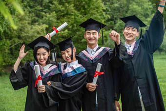 户外穿着<strong>学士服</strong>的大学生们幸福高端照片