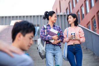 刚下课的大学生在校园里三个人高清影相