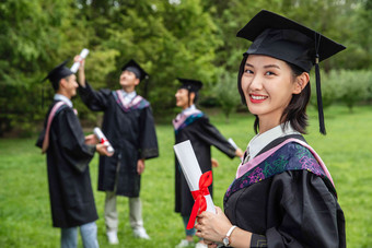 户外穿着学士服的大学生们