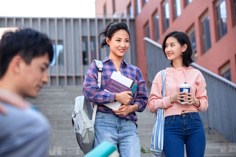 刚下课的大学生在校园里教科书高端场景