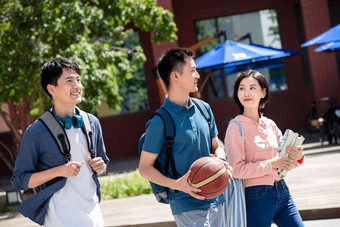 下课后的大学生在校园里教科书氛围图片