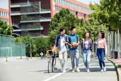 快乐的大学生在校园里步行