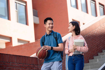 大学生情侣成年人大学抱着氛围场景