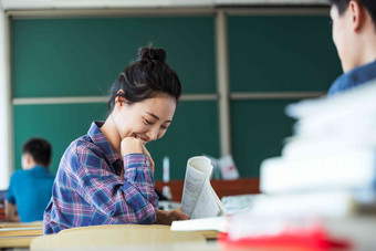 教室里回头讨论学习的大学生教科书高端素材