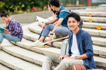 快乐的大学生坐在台阶上学习女人清晰拍摄