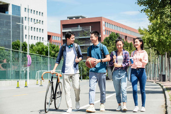 快乐的大学生在校园里步行户外高质量拍摄