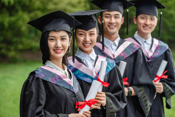 户外穿着学士服的大学生们仅成年人高端场景