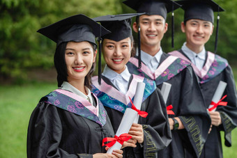 户外穿着学士服的大学生们仅成年人<strong>高端场景</strong>