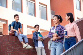 刚下课的大学生在校园里青年女人拍摄