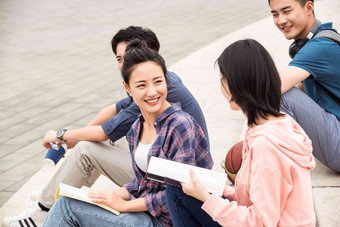 户外大学生坐在台阶上闲聊户外高质量拍摄