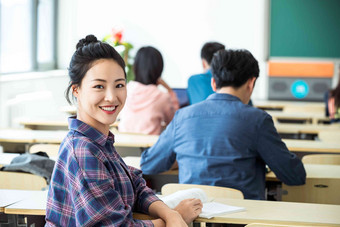 大学生在教室内上课