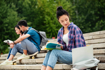 快乐的<strong>大学生</strong>坐在台阶上学习青年男人图片