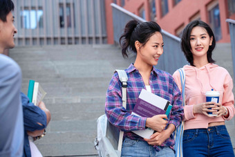 刚下课的大学生在校园里表现积极素材