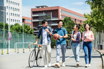 快乐的大学生在校园里步行大学高质量相片