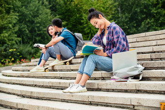 快乐的大学生坐在台阶上学习认真清晰拍摄