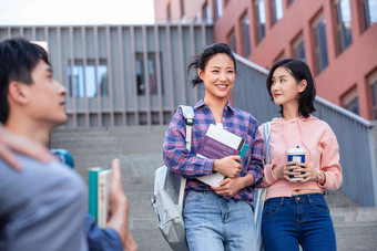 刚下课的大学生在<strong>校园</strong>里