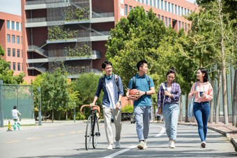 快乐的大学生在校园里步行相伴写实素材