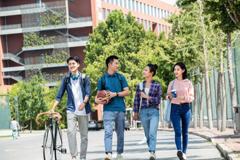 快乐的大学生在校园里步行拿着写实场景