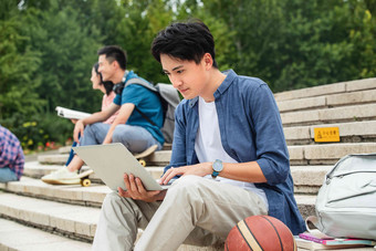 快乐的大学生坐在台阶上学习树写实镜头