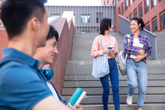 刚下课的大学生在校园里女人清晰影相