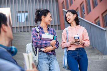 刚下课的大学生在校园里