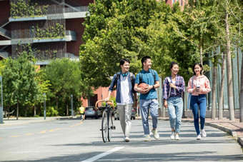 快乐的大学生在校园里步行笑高清镜头