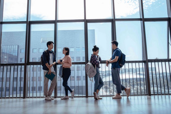 教学楼里大学生靠在窗户前聊天