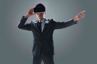 戴VR眼镜男士高科技物联网水平构图清晰相片