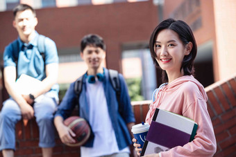 刚下课的大学生在校园里笑写实镜头