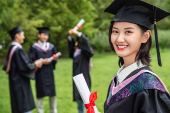 户外穿着学士服的大学生们女人清晰照片