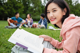 大学生在草地上享受课余时间