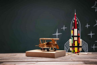 文具创意火箭和桌子上的模型飞机文具写实相片