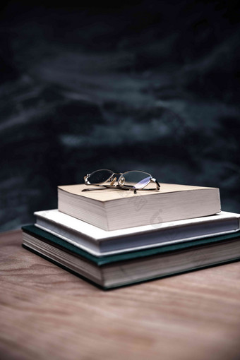 桌子上的书和眼镜高端摄影