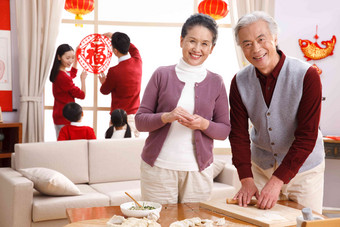 快乐家庭过新年包饺子住房氛围摄影图