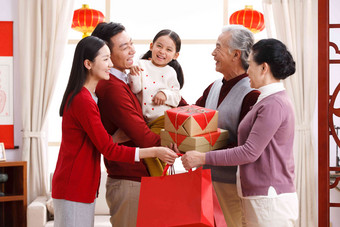 快乐家庭新年中国五个人兴奋