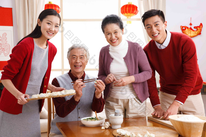 快乐家庭过新年包饺子饺子清晰图片