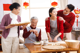 快乐家庭过新年包饺子准备食物清晰图片