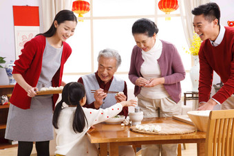 快乐家庭过新年包饺子春节氛围摄影