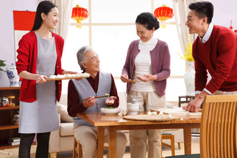 快乐家庭过新年包饺子