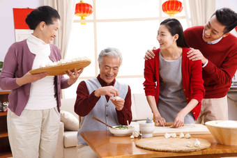 快乐家庭过新年包饺子