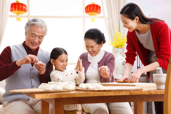 快乐家庭过新年包饺子春节氛围镜头