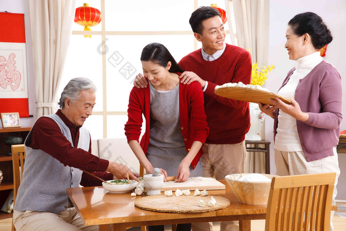 快乐家庭过新年包饺子全家福高质量照片过年团圆