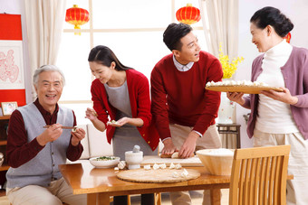 快乐家庭过新年包饺子彩色图片素材