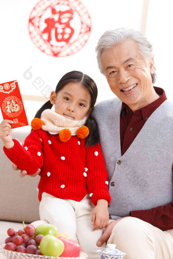 小女孩和爷爷过新年东亚清晰摄影