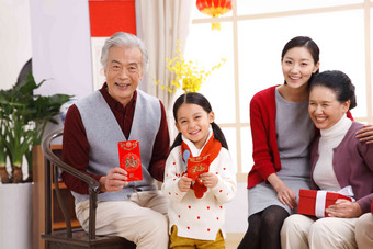 快乐家庭新年拿红包中国清晰相片