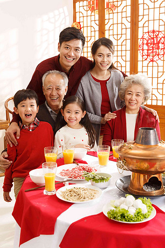 幸福家庭团圆饭中国祖父