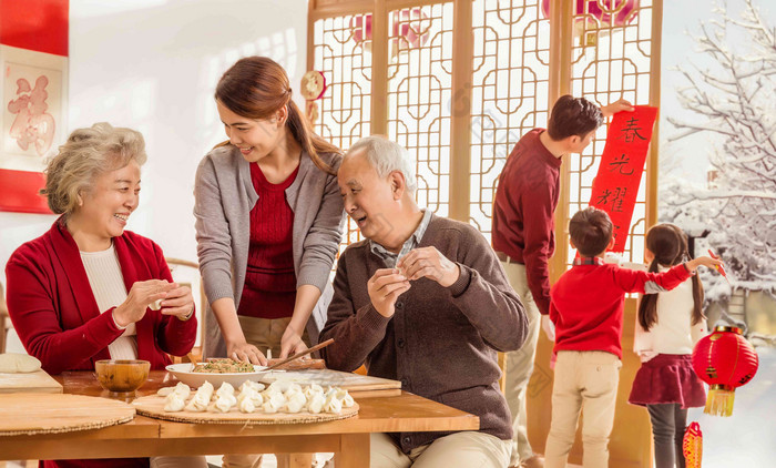 幸福家庭饺子聚会团结不看镜头写实照片 过年聚会