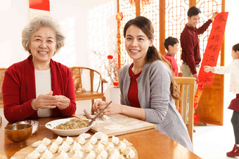 幸福家庭饺子过年男人面食女儿高端摄影图